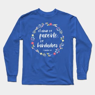 Bíblico Cristiano: El amor es paciente, es bondadoso (texto blanco, español) Long Sleeve T-Shirt